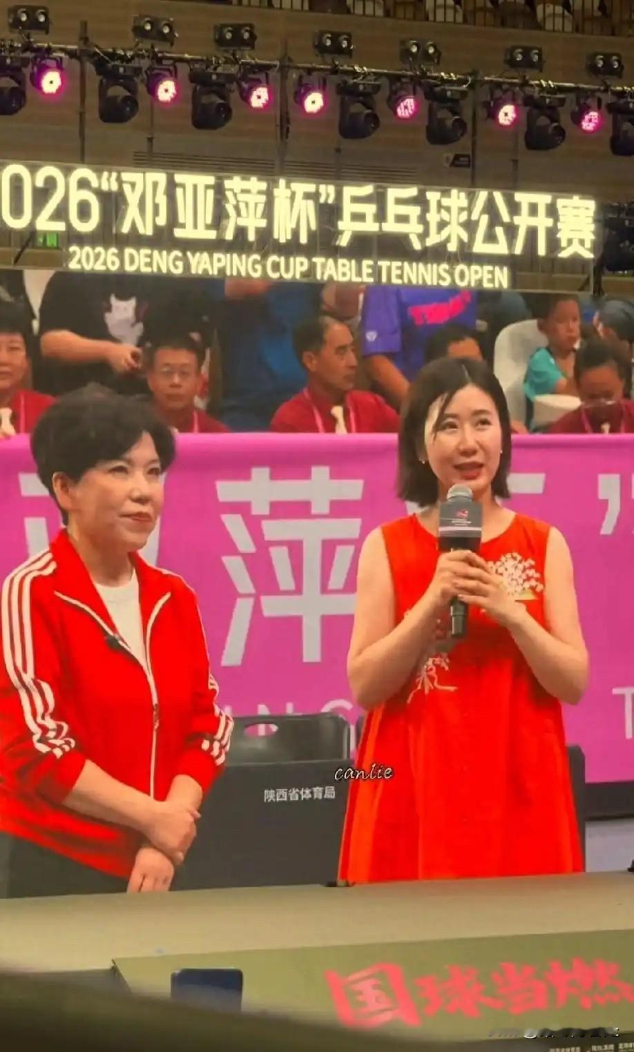 福原爱离婚五年后，最近在西安露面，跟邓亚萍同台开球。乍一看差点没认出来，以前那个