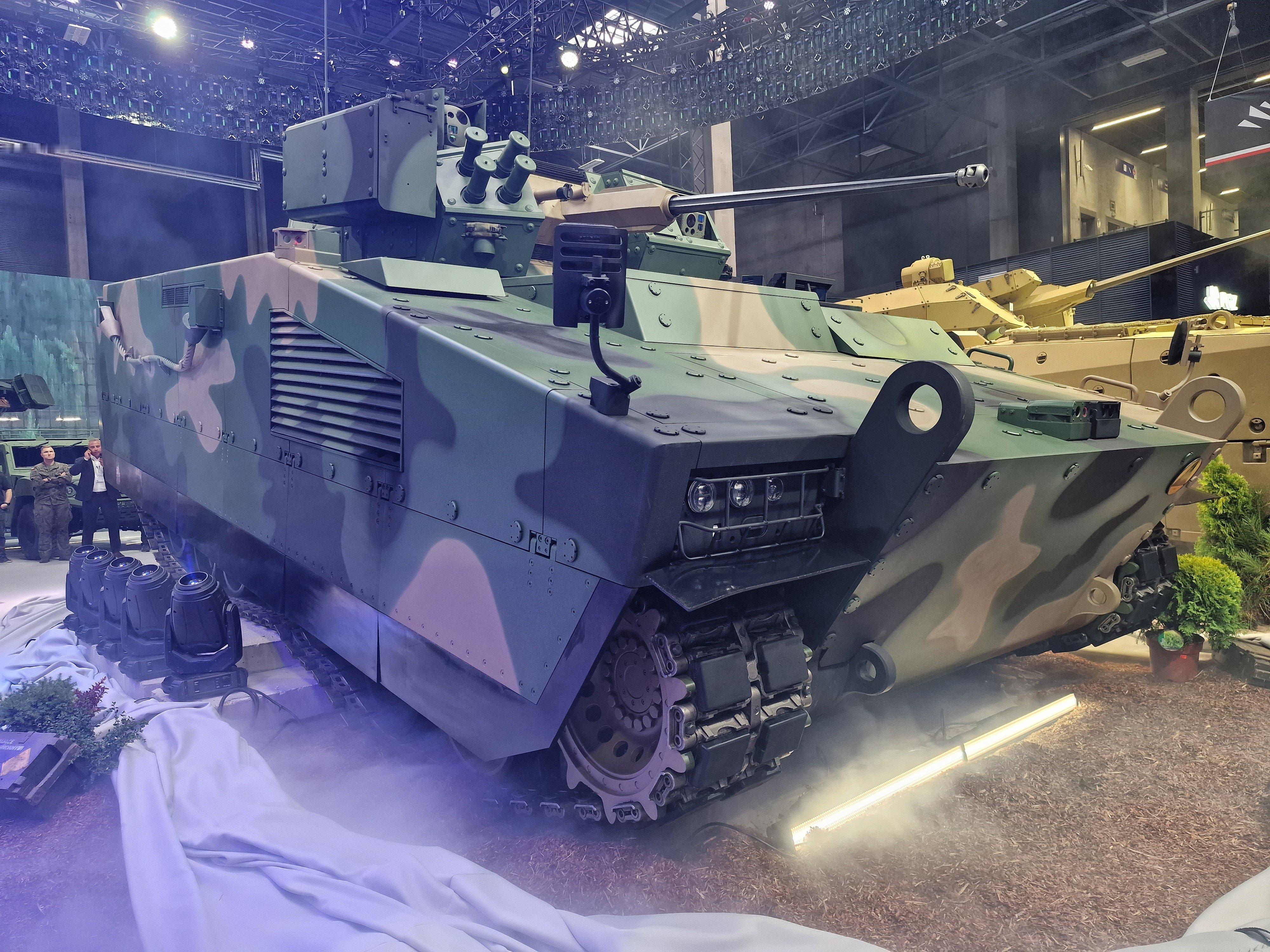 每天认识一件兵器高清大图波兰🇵🇱Ratel（蜜獾🦡）重型步兵战车（CB