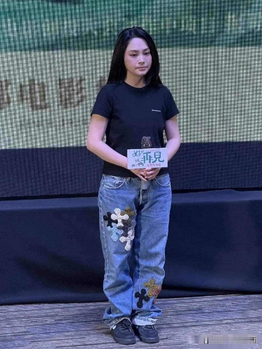 阿娇在80后女演员中，属于最没有明星偶像包袱的一个人，这样随意穿搭就出来参加活动