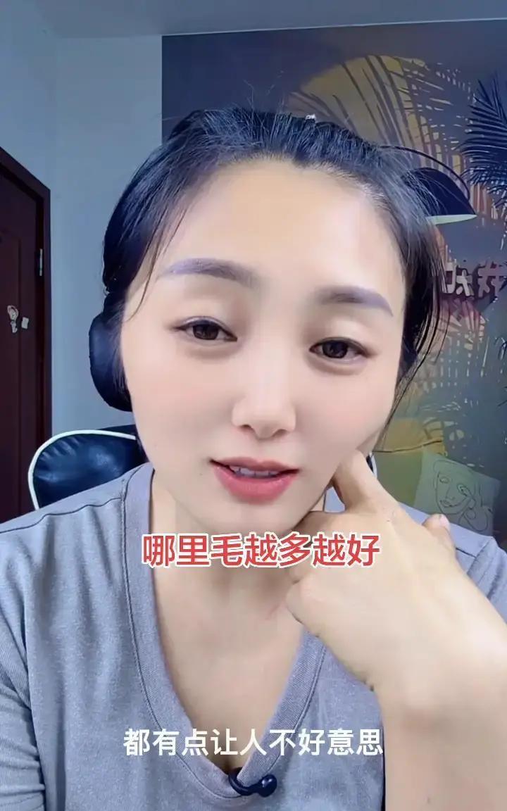 女人头发越厚越显脸小，我留长发十年，剪短一次立刻后悔。发量撑不起脸型，拍照像被