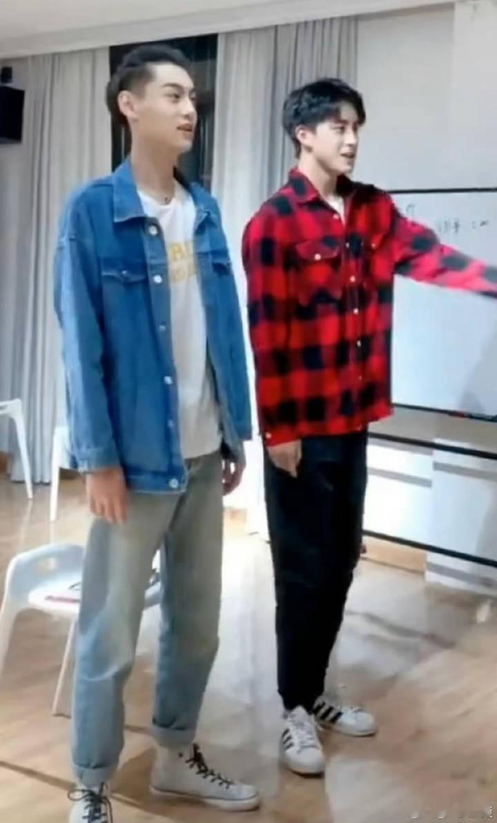 我的重点是，敖子真帅啊，另一位真的又土又筹。