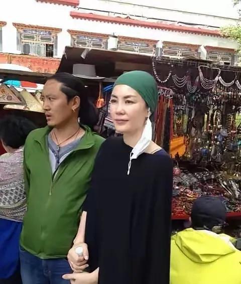 在王菲这里，有一件东西比谢霆锋都重要！见王菲十次，至少有七八次是戴着头巾的，而且
