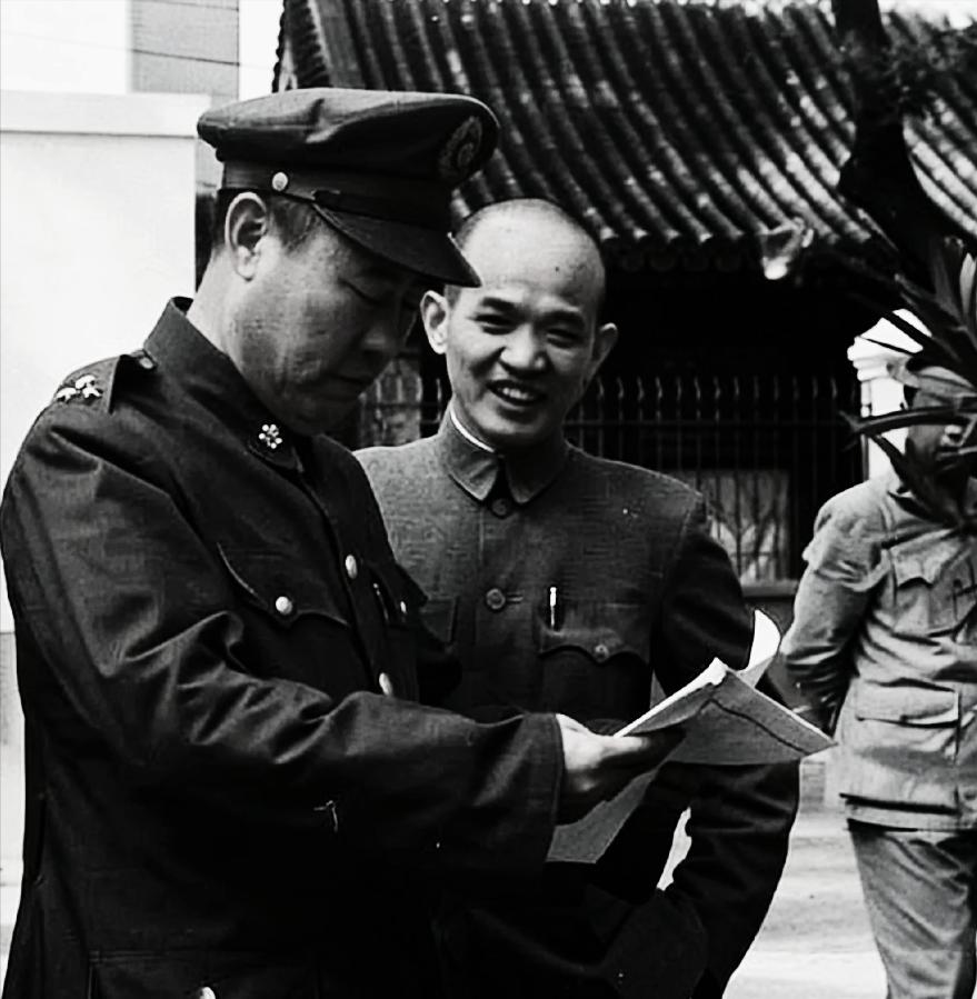 1948年，傅作义与俞济时，留下了这一张罕见的合影。黄维对于俞济时杀害同为黄埔校