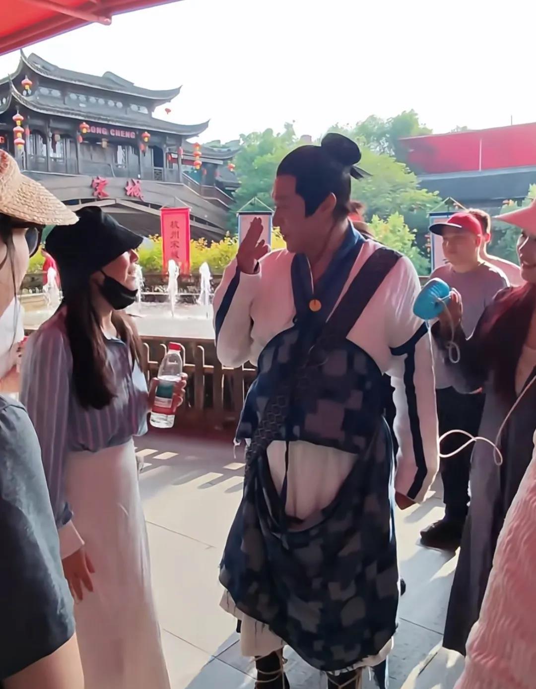 我朋友在宋城亲眼见过马景涛她说，有句话一直不敢说马景涛和我们印象里根本