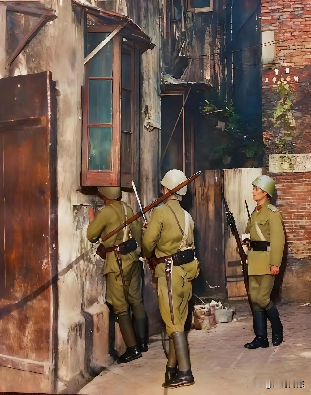 三个日本鬼子站在一户人家的窗户下，全副武装，手里拿着枪，鬼鬼祟祟的窥探着什么，从