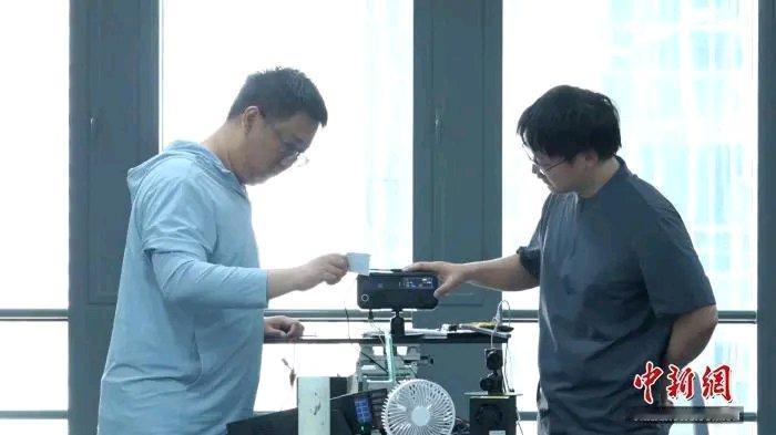 哇塞，中国这灭蚊神器太牛了！每秒能击落30只蚊子，这效率简直逆天。想象一下，蚊子
