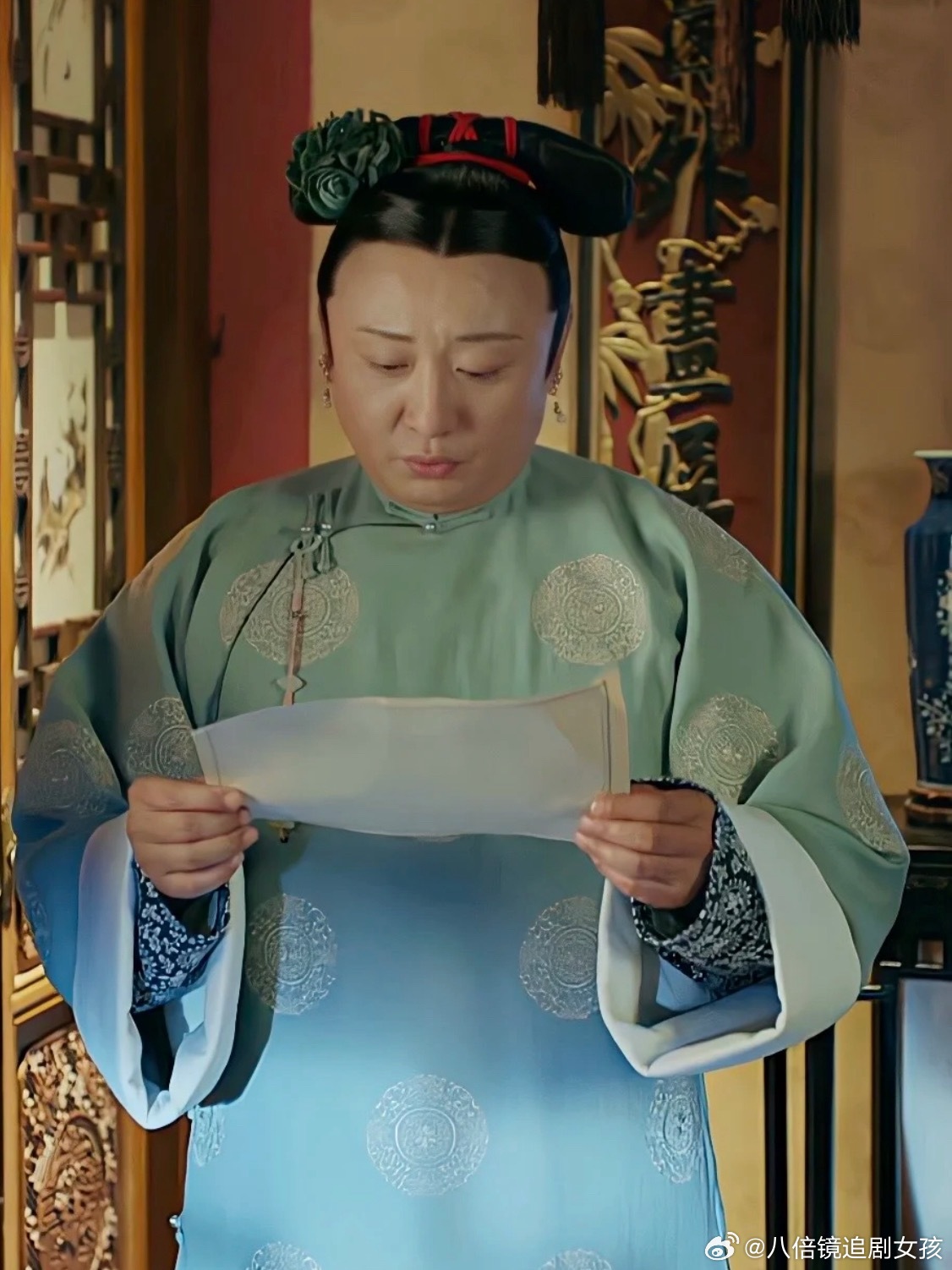 叶天士这个妆造还挺严谨的眉毛都画细了，还戴了耳环哈哈哈