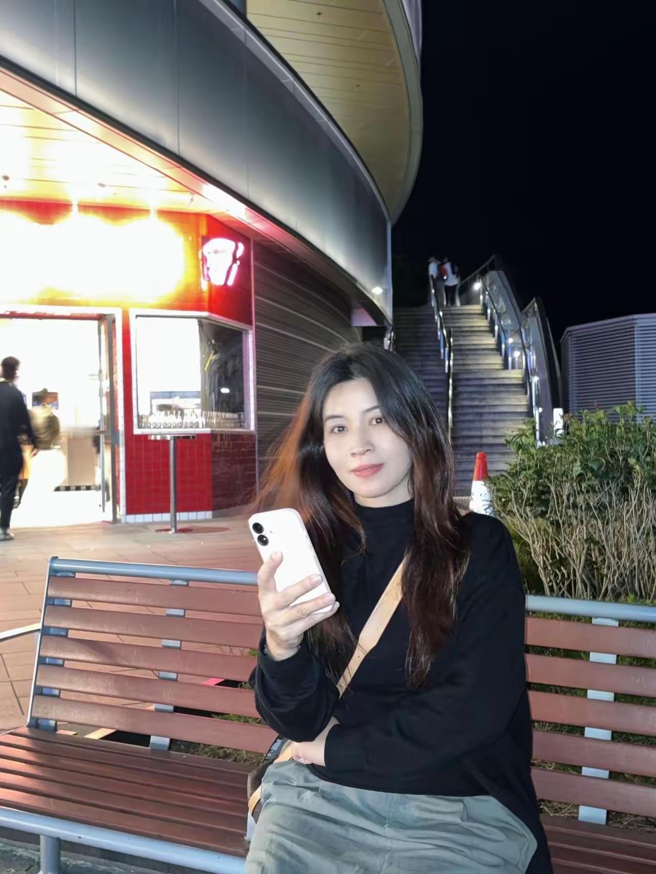 夜色阑珊处，灯火阑珊时，而你在思念谁。