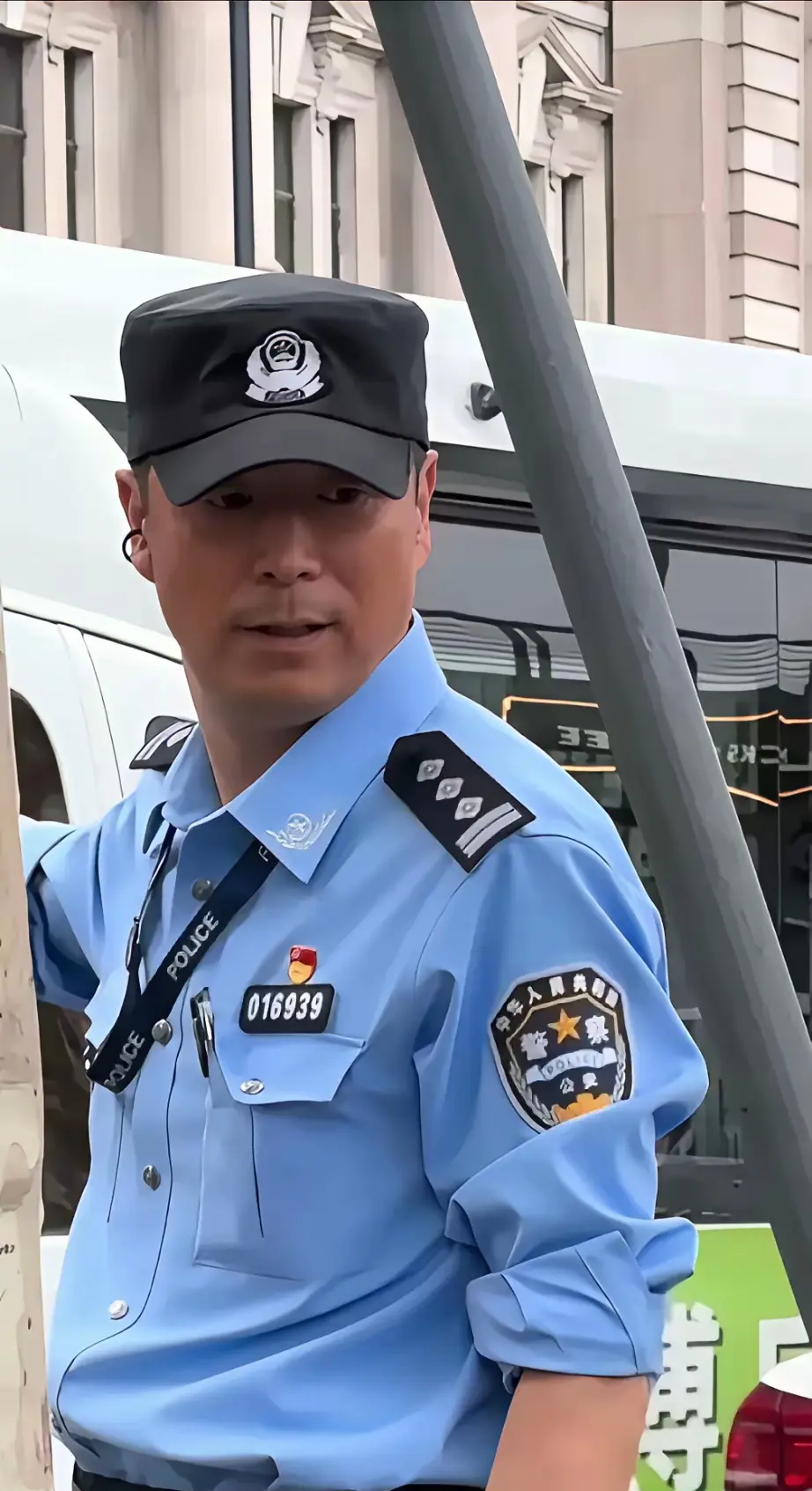看臂章和警号他是普通民警，还是副科级民警？