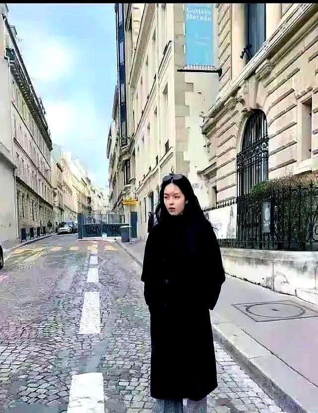 李咏女儿法图麦，23岁在纽约公开恋情了。这事儿是2025年8月份，她在社