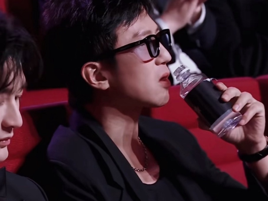邓超是不是在男团进修过这个喝水直拍堪比韩团了！！！奖励我一部霸总好不好啊​​