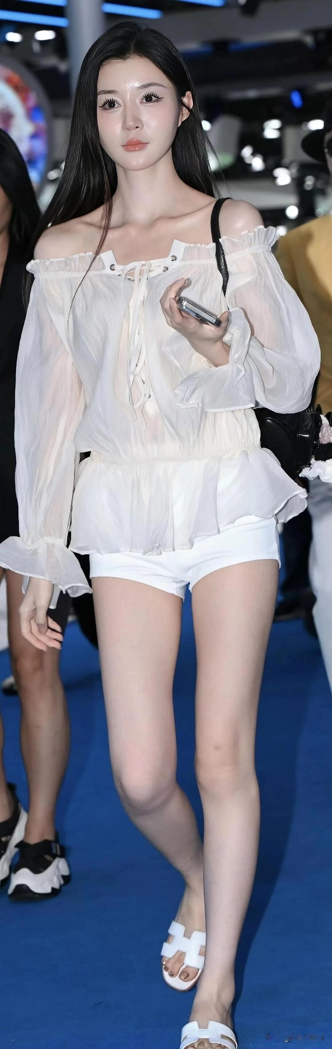 白色雪纺衫搭配白色短裤，清爽又显腿长，配上同色系拖鞋，夏天这样穿又凉快又好看。