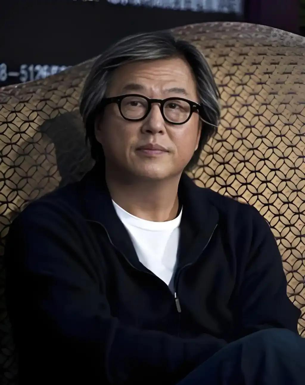 王伟忠招谁惹谁了？之所以大家都看不惯王伟忠，实在是因为他总是护着S家，拉偏架，好