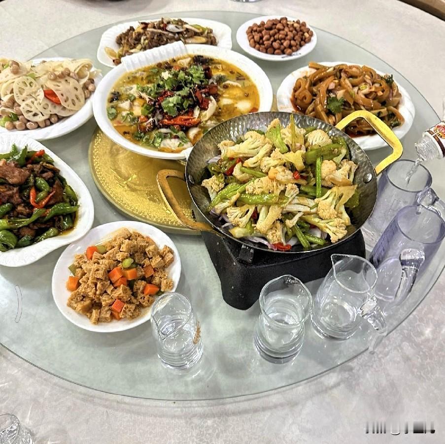 这桌菜一摆上直接给我香迷糊了！脆藕片、辣炒花菜锅子、喷香小炒肉…道道都是下酒