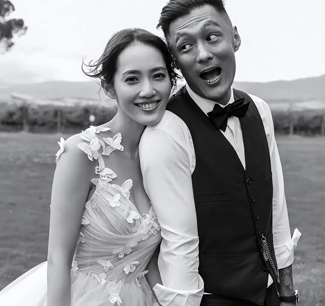 余文乐宣布离婚，结婚9年儿女双全，王棠云晒全家福回应
