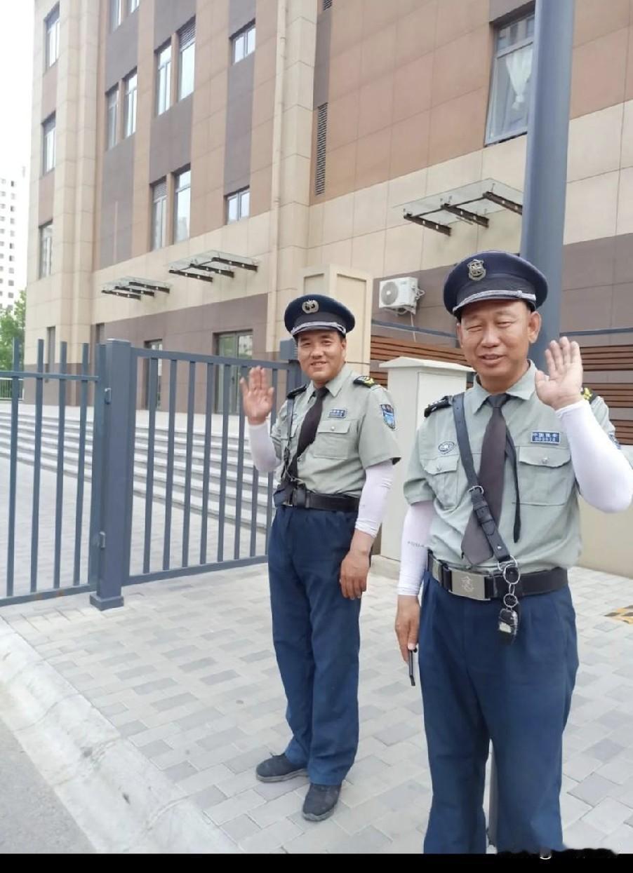 小县城现在找工作太难了。邻居家大哥下岗了，原先在物业当保安。一个月工资180