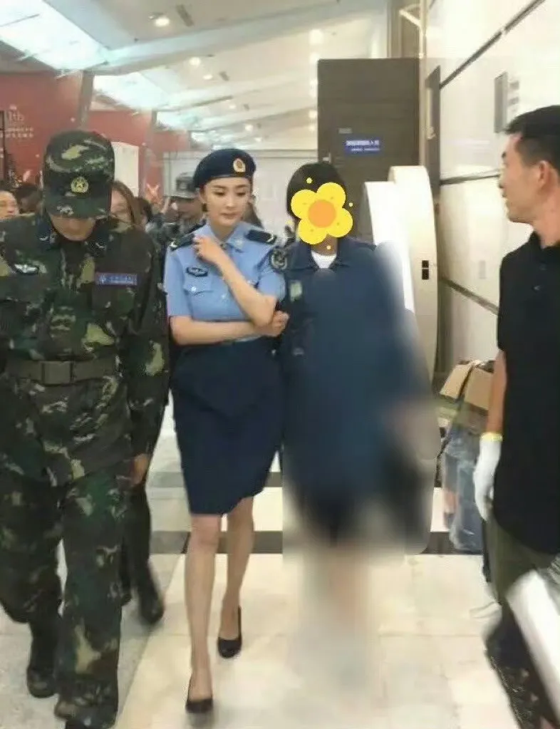 当年真的被杨幂这个背影狠狠拿捏了​…