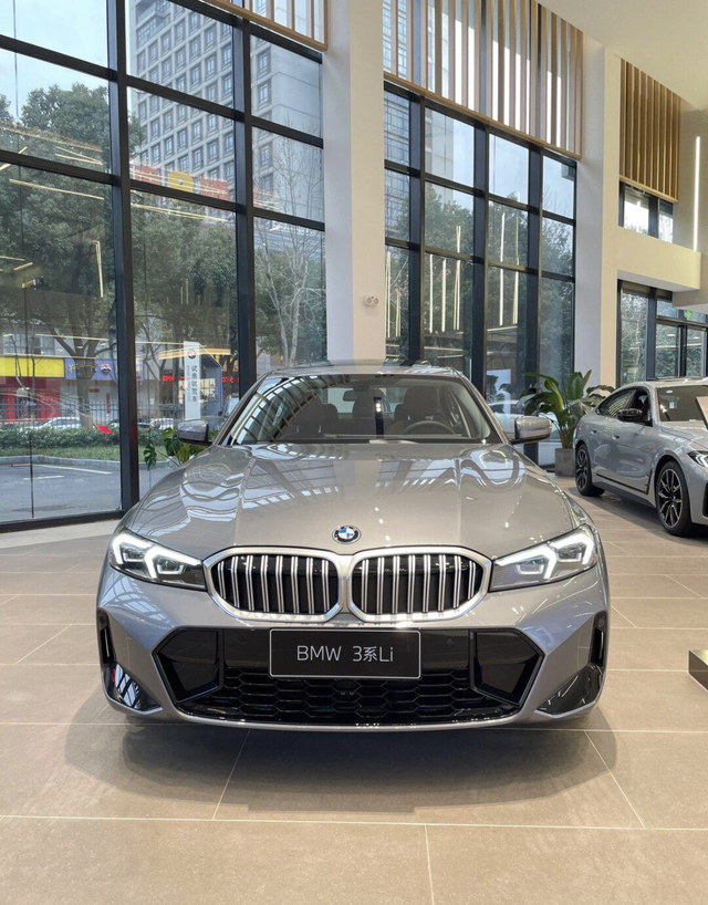 宝马3系闷骚的我喜欢宝马3系在宝马系中属于中档车，价格合适，就去试驾了一下，你