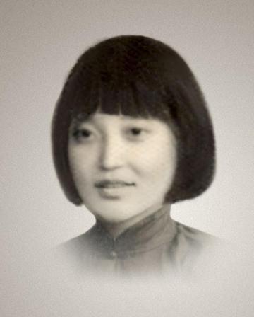 1928年9月，因叛徒出卖，她被捕了。次年3月，她自己咬断脐带，在狱中生下孩子。