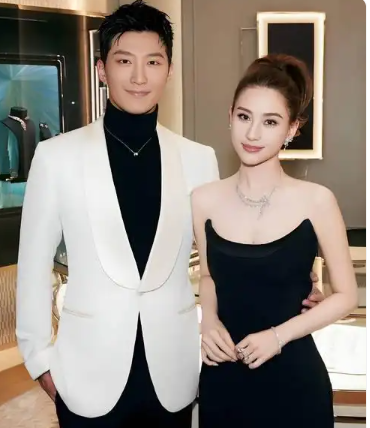 窦骁单臂托起何超莲！这波公主抱让婚变传闻彻底闭嘴