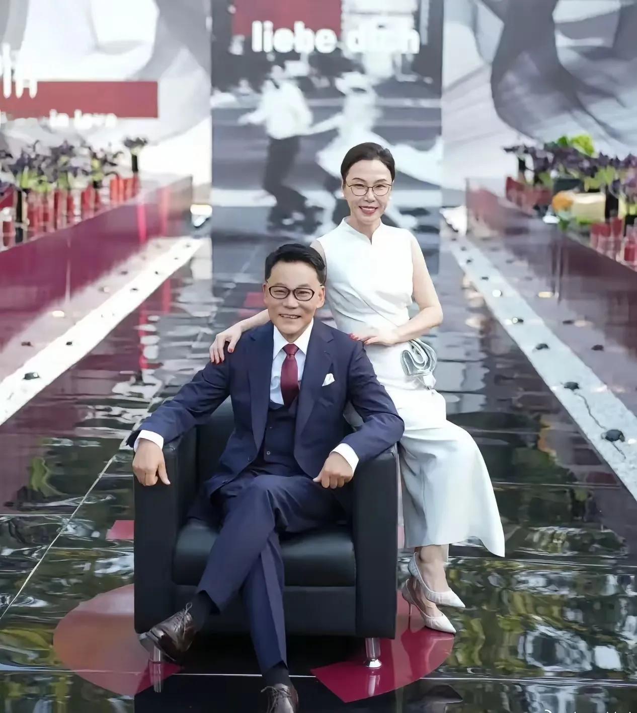 其实李国庆张丹红这两人特别有夫妻相。退休霸总李国庆终于追到了他年少时的白月光……