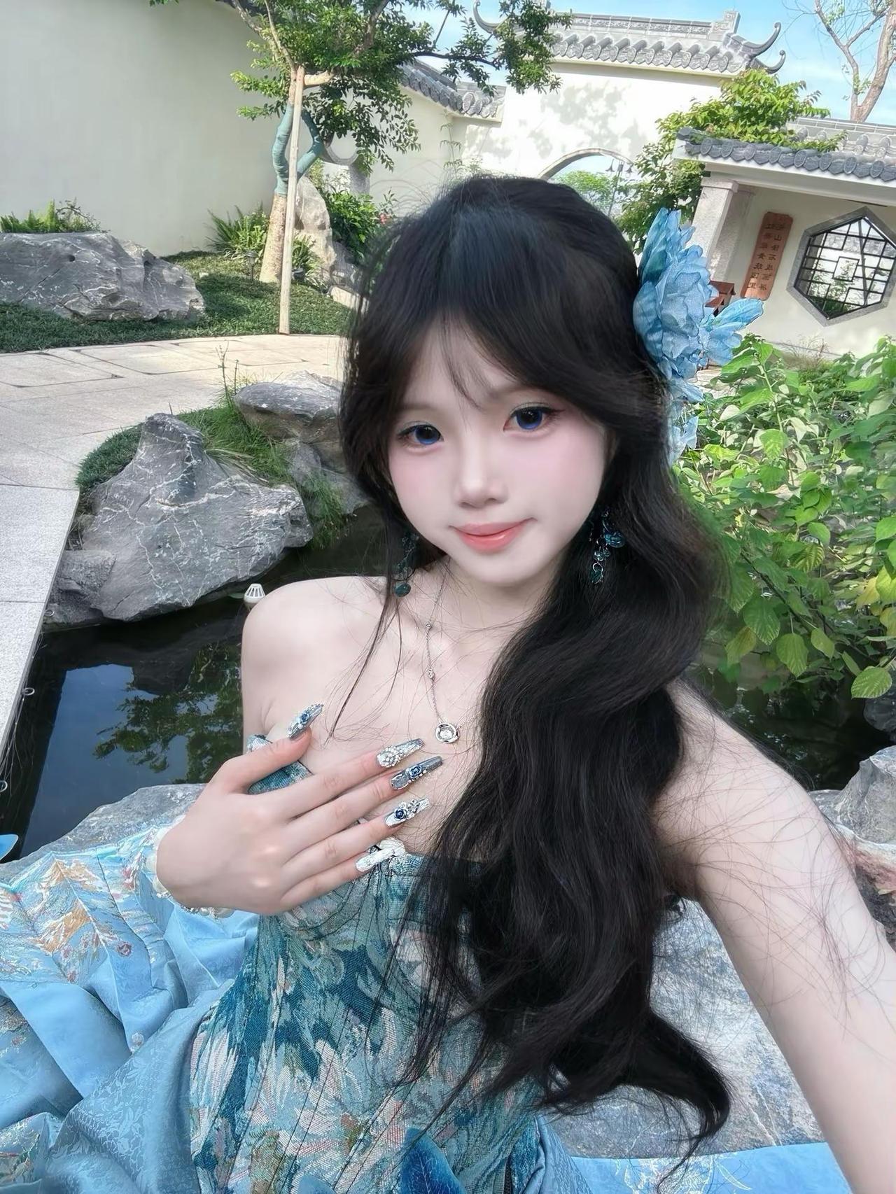 一袭蓝韵颈间细链藏温柔。马面裙蓝色系新中式穿搭明媚