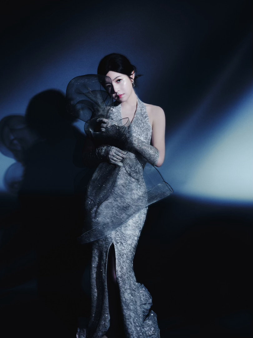 陈妍希赛博千金陈妍希携机械姬空降红毯，完成了内娱首个真人×机器人同台走秀！鎏金