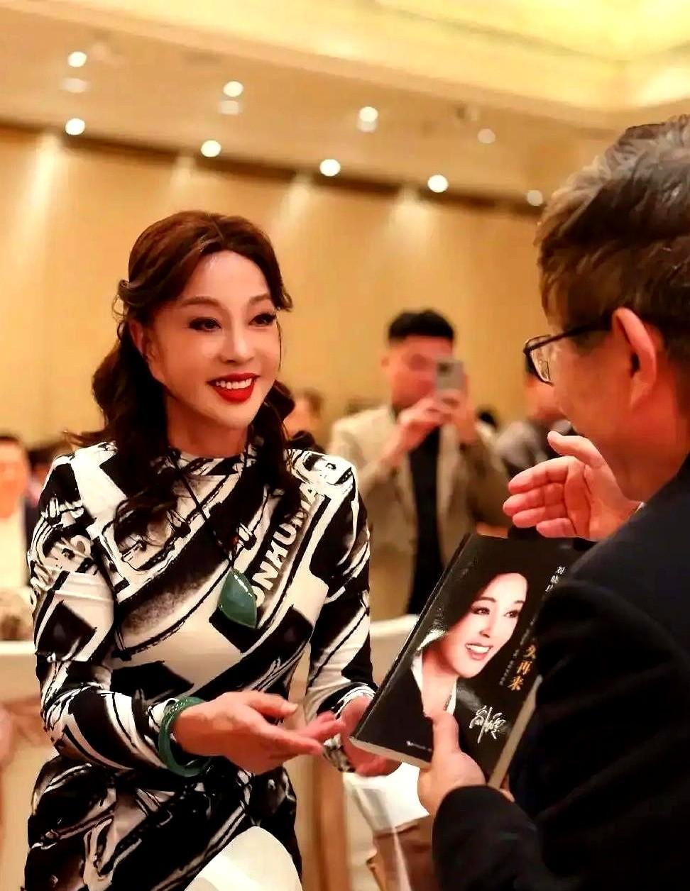 刘晓庆庆功宴，最该来的人没来。当年为她打架的狂热追求者，缺席。被她伤害、最终