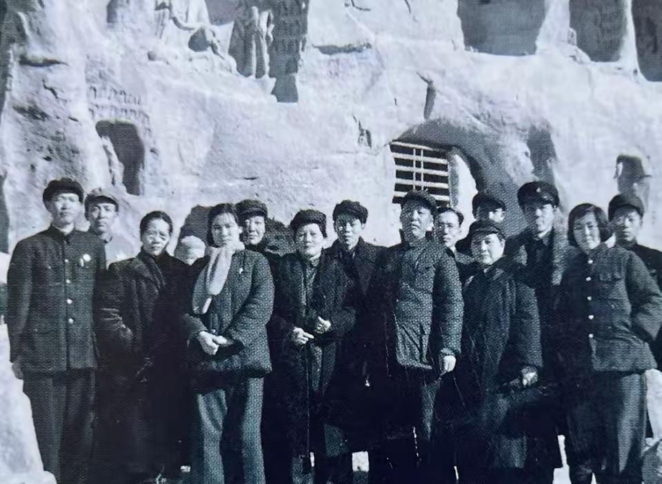 珍贵的照片。1950年11月25日，时任中央人民政府副主席的宋庆龄，视察了云冈