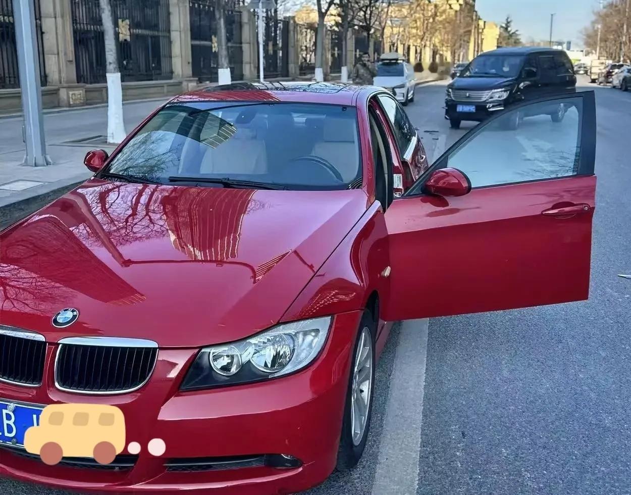 我现在这个宝马车是2008年买的，确切地说，这个车刚刚出厂也就是第一批次。