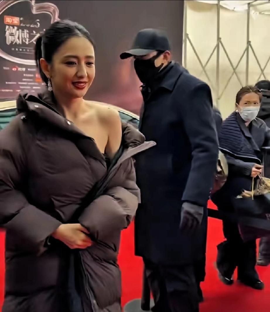 天呐！做艺人真的太拼了2026年2月5日微博之夜盛典，佟丽娅在北京寒冬中惊艳亮相