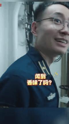 山东舰伙食有多顶？一日七餐现场加工，炸鱼味都把香港同胞馋哭了很多人一直好奇：山