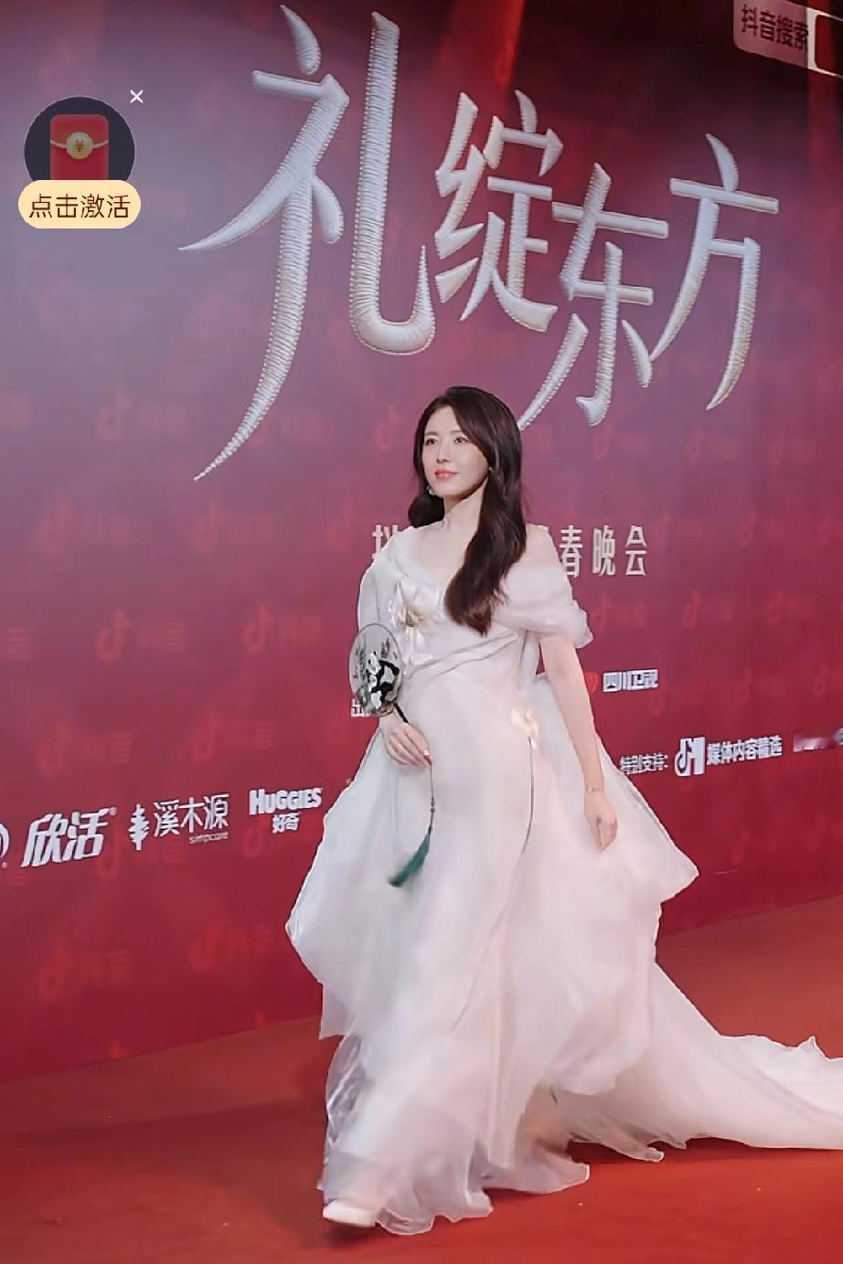 这是曾黎走红毯的照片，这套裙子曾黎穿着很美，有一种飘飘欲仙的气质，这种繁琐的工艺