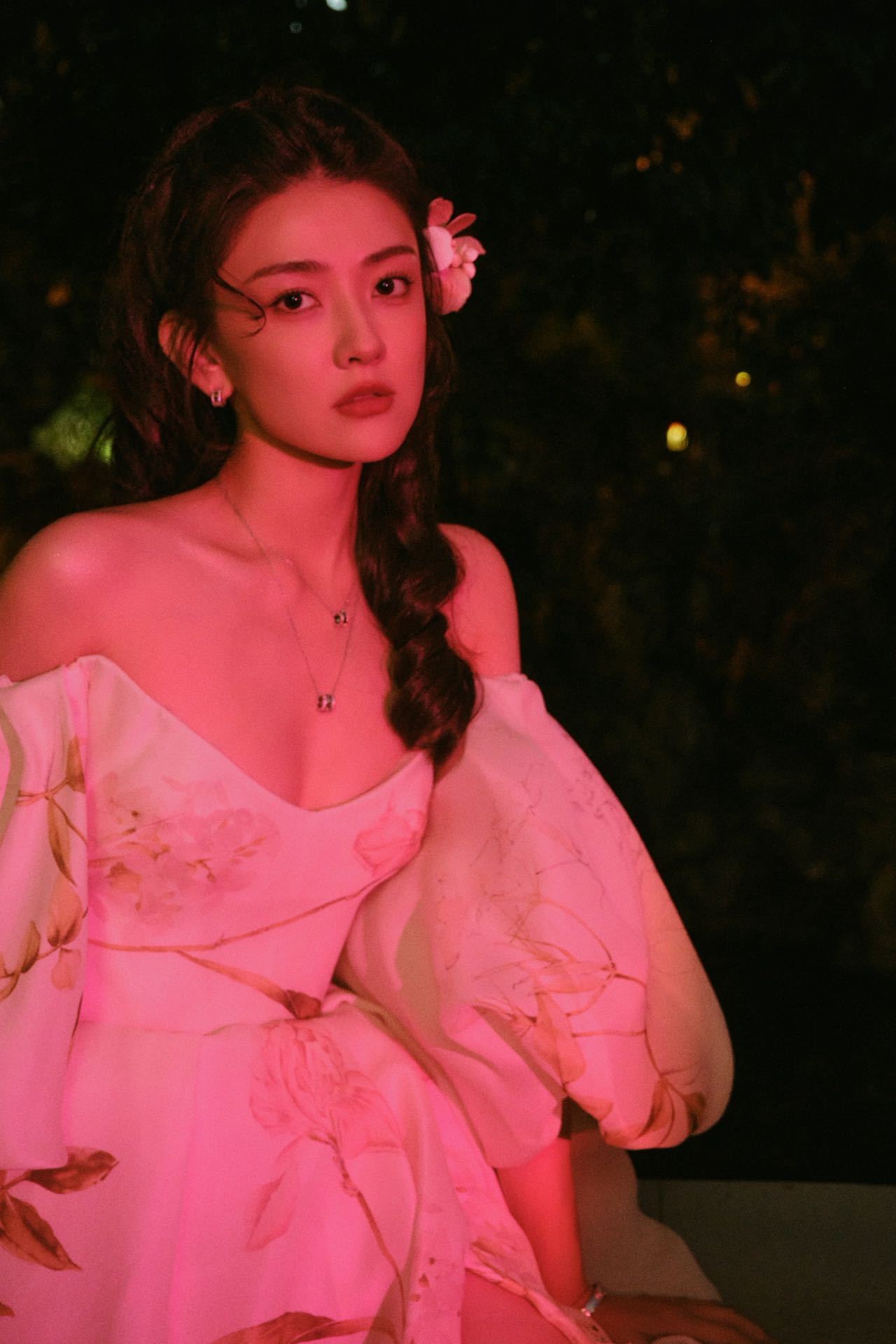 梁洁花仙子从画中走来的不是公主，是春天本身🌷用一袭高定完成梦幻叙事。裙摆收纳