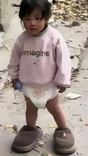 泪目！河南城郊，离婚半年后，女子偷偷去看4岁的女儿，却远远看见孩子穿着尿不湿，上