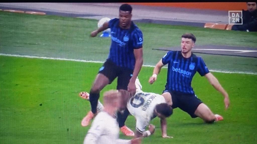 据报道就是这一下让邓弗里斯的脚踝出现了问题