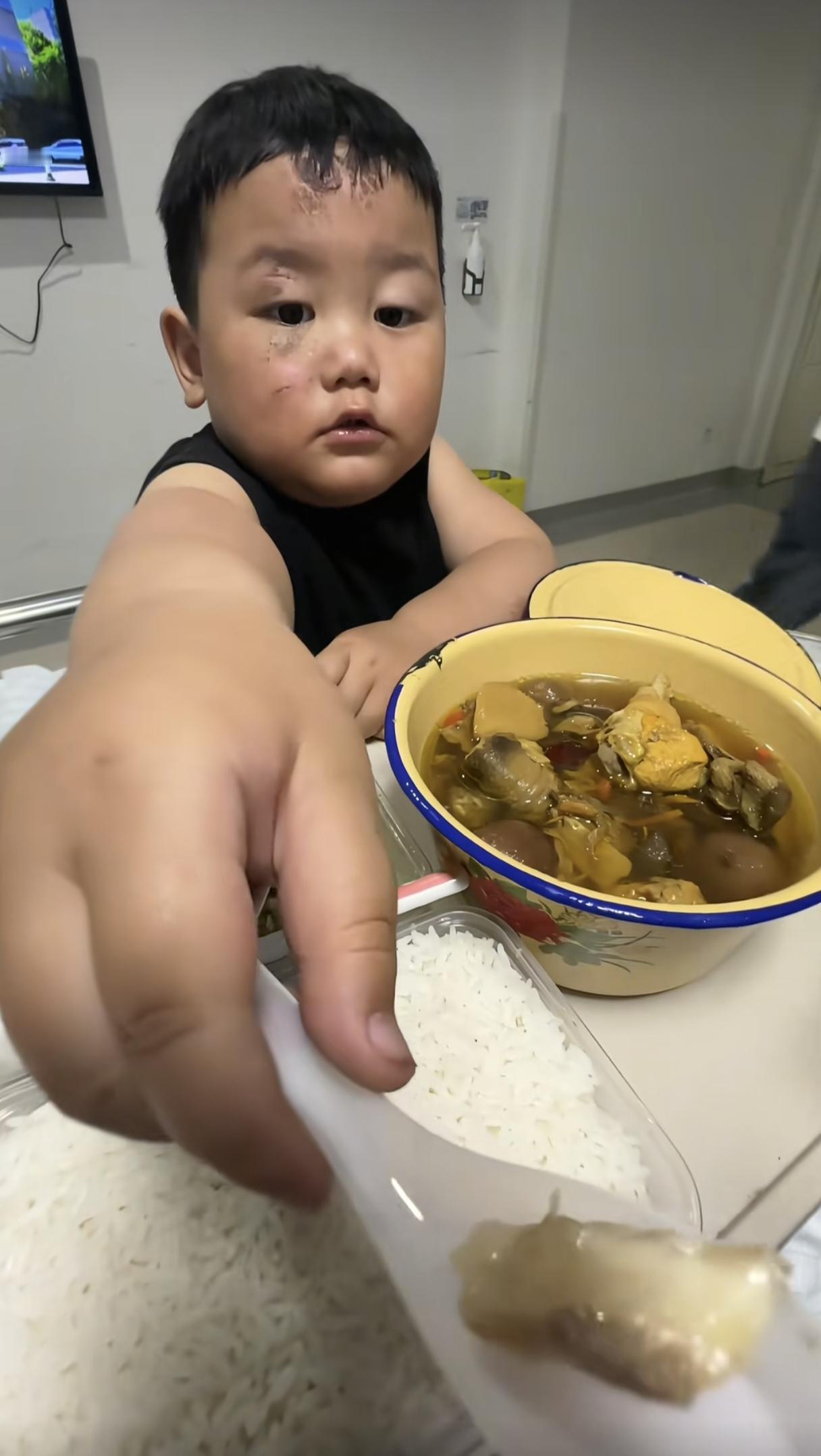 原来这位妈妈是带着孩子送外卖途中，经过十字路口时和对向来车都没有减速让行，所以就