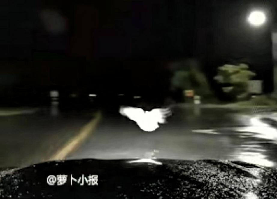 “冥冥中果然有天意！”女子夜晚开车回家，在路过一个没有红绿灯的十字路口时，女子原