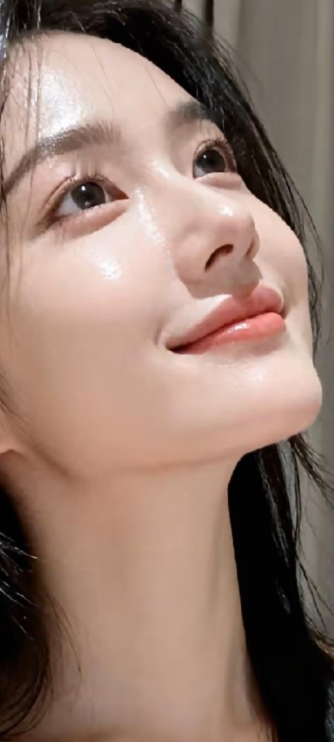 笑靥如花映碧空。
