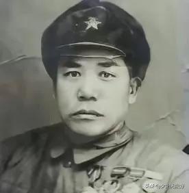 一次白刃战中，一名身高1米92，体重200斤的中国战士，突然大喊着杀入日军。平均