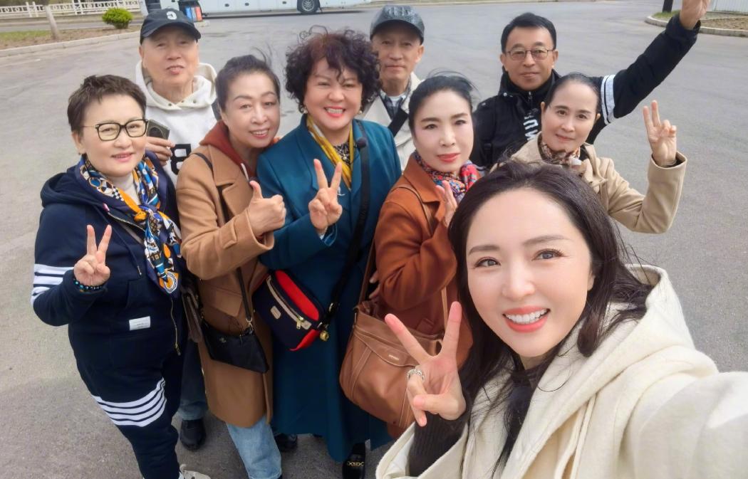 要不说同一阶层的人更能玩在一起呢！明星的父母也喜欢抱团一起吃喝玩乐。董璇、杨幂和