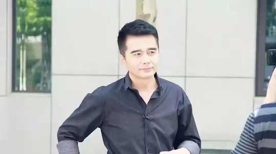 头七当天，许亚军发的不是悼念，而是“新戏杀青”。配图喜气洋洋，像把前妻直接