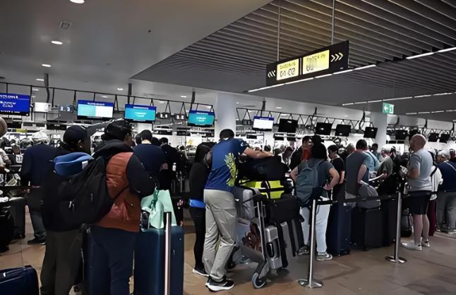 傻眼了吧，赴日旅游这就是不听劝的后果，去的潇洒，想回来可不容易了。航班取消买不到