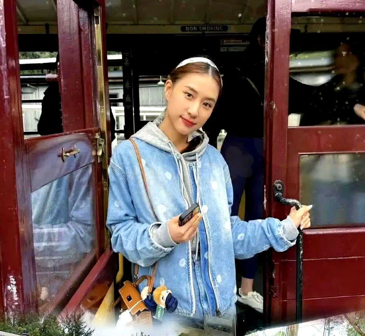 大家别再猜了何超莲不会和窦骁离婚不是因为她还爱着，而是何超莲非常