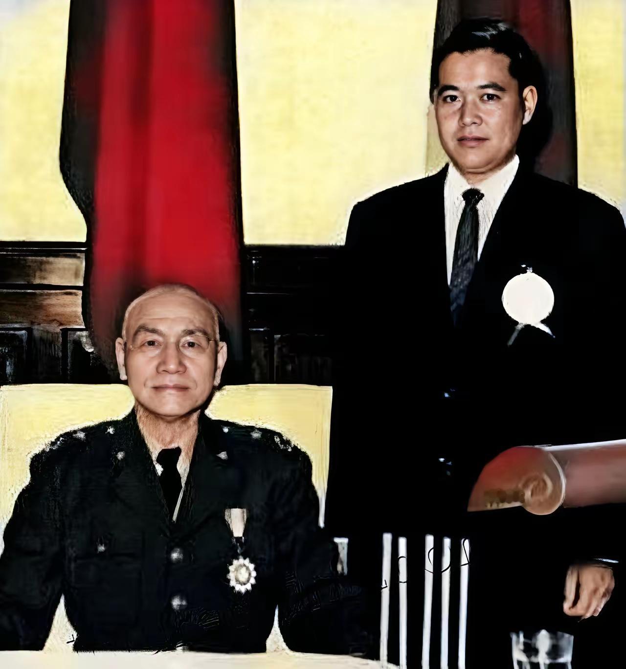 这是六十年代蒋中正与驾机叛逃台的飞行员李显斌。1965年，李显斌驾驶伊尔-28喷