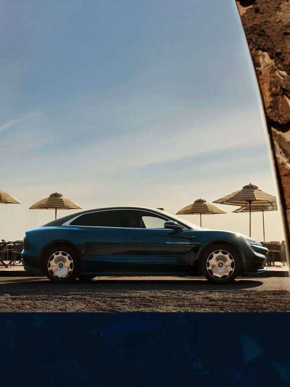 从星河的澄澈取一抹蓝让宇宙的无垠，落在车身之上每一次加速，都像一场星河跃迁 全新