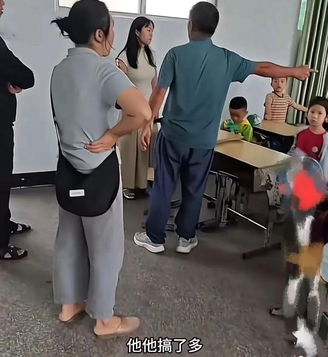 江西，一位大爷冲进教室，当着全班同学的面，质问老师：是不是前面的同学交给你钱了，