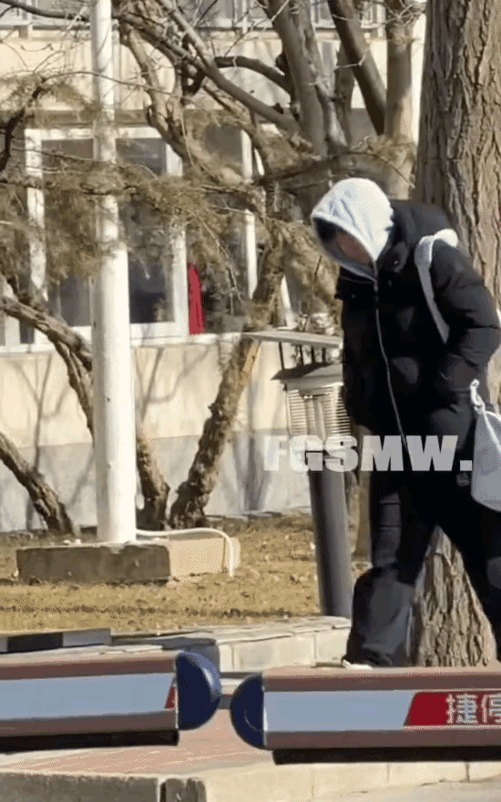 1月22日新鲜的莎莎下训了！今天下训的莎莎，穿着厚厚的羽绒服，把头包了个严严实