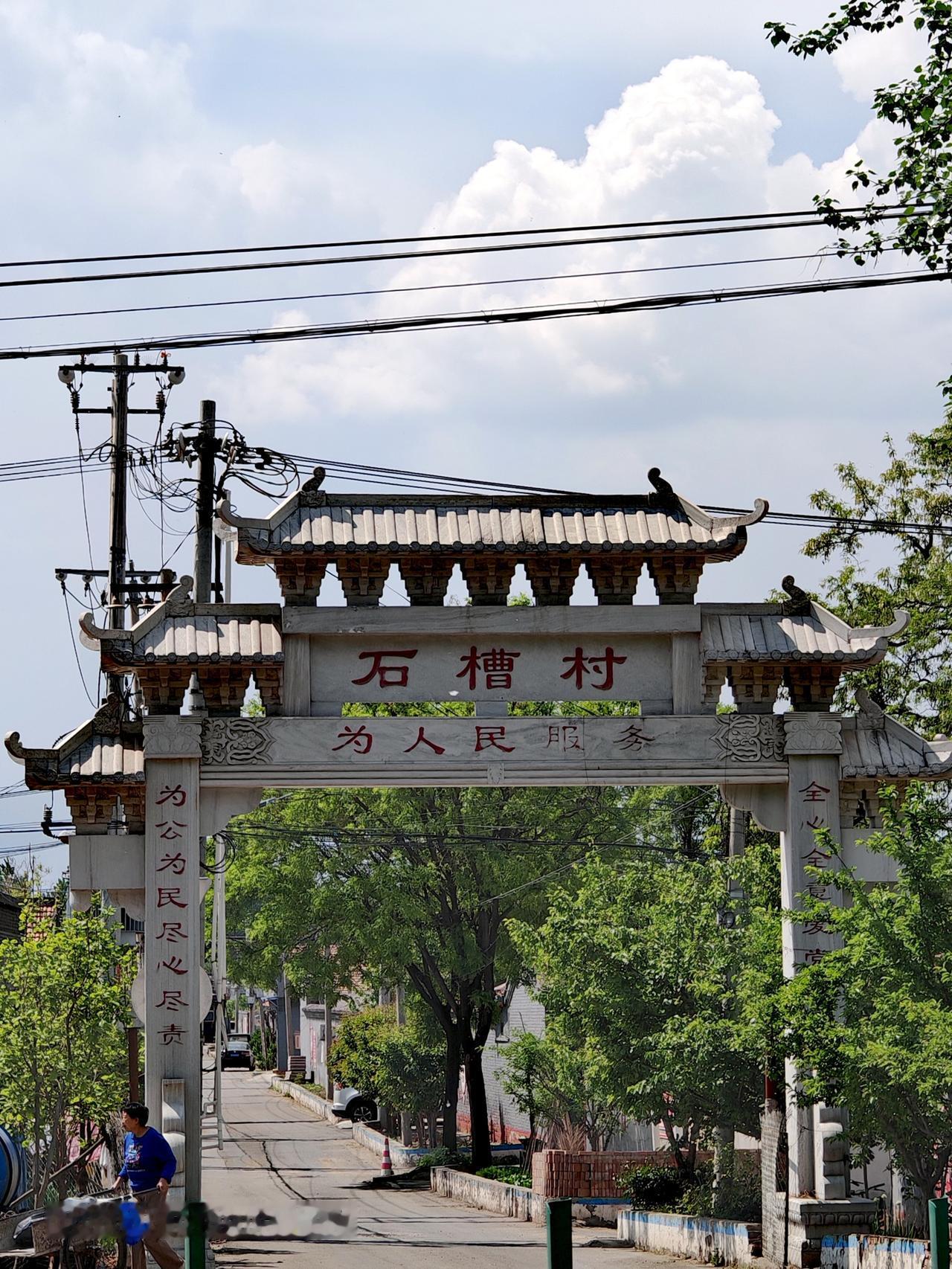 坐公交车时，随手一拍城市风景，总能收获意外之喜。就像在成都，乘公交去青白江凤凰湖