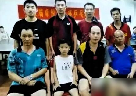 别再吹孙颖莎什么“天生王者范儿”了。我告诉你，那根本不是气质，那是顶级竞技系统在